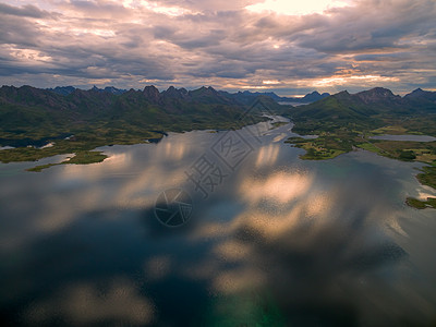 挪威海岸风景山峰粉色山脉峡湾反射天空图片