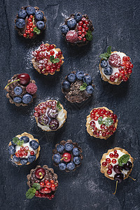 具有创意的小型小果塔馅饼水果奶油甜点食物餐厅烹饪巧克力创造力广告图片