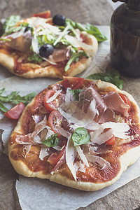 Prosciutto 微型比萨饼美食餐厅面包菜单火箭披萨乡村美味食物烹饪图片