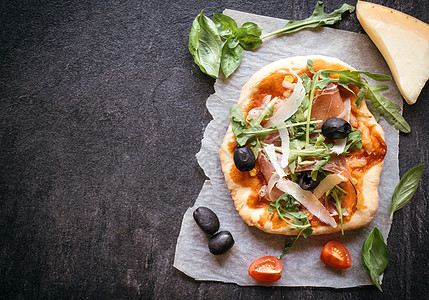 Prosciutto 微型比萨饼火箭乡村风格摄影面包火腿菜单西红柿食谱餐厅图片