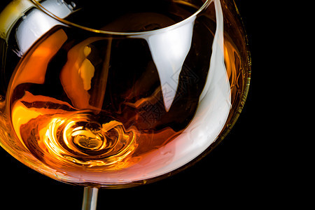 用优雅玻璃杯中带有文字空间的白兰地庆典麦芽岩石奢华反射液体派对餐厅食物高脚杯图片