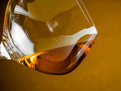 用优雅玻璃杯中带有文字空间的白兰地立方体高脚杯饮料奢华金子琥珀色派对背景食物液体图片