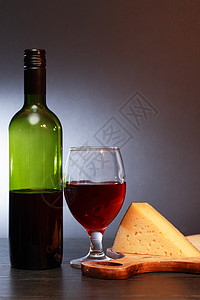 葡萄和奶酪静物酒精高脚杯藤蔓深色瓶子酒吧餐厅酒杯咖啡店图片