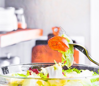 厨房意大利新鲜沙拉的叉子细节小吃盘子烹饪果汁美食香料蔬菜营养柠檬食物图片