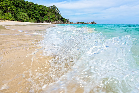 泰国西米兰国家公园的海滩和海浪天空假期蓝色海洋旅游旅行热带泡沫风景冲浪图片