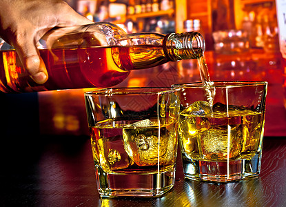酒吧桌上倒威士忌的酒巴琥珀色酒保苏打睡帽立方体乡村桌子柜台玻璃生活图片