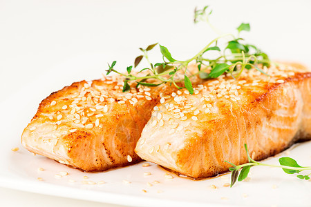 白板上的灰鲑鱼美味芝麻盘子油炸用餐饮食美食炙烤午餐食物图片