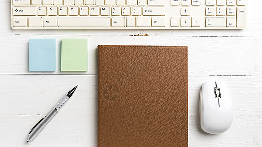 带有办公用品的计算机棕色笔记本文书工具教育补给品键盘记事本电脑笔记空白白色图片