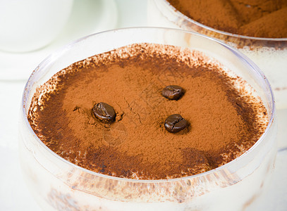 意大利提拉米苏甜点在杯子里叶子美食蛋糕咖啡豆子巧克力食物饼干盘子薄荷图片