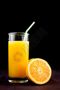 半橙子和文字空间附近有稻草的满杯橙汁图片