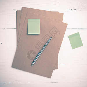 有粘贴笔记文字样式的棕色纸空白回形针黄色文档床单木头羊皮纸邮政背景图片