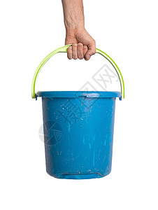 人手拿着空塑料桶洗涤家庭苦差事蓝色主妇工具生活家务白色工作图片