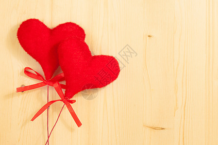 情人节日系列 装饰红色红心挂在木头背景上图片