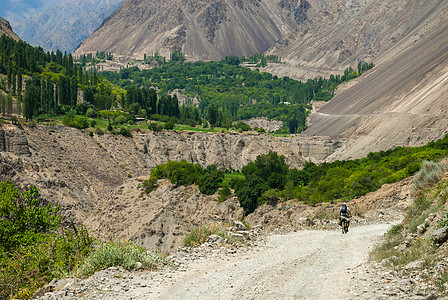 山路上的自行车岩石运输森林地形小路爬坡地面高地石头图片