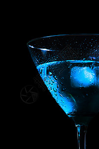 半杯新鲜的蓝色鸡尾酒 黑色底底有冰图片
