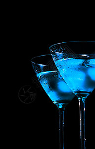 黑底带冰的新鲜蓝色鸡尾酒杯桌子乐趣金子奢华庆典舞蹈派对酒吧杯子液体图片