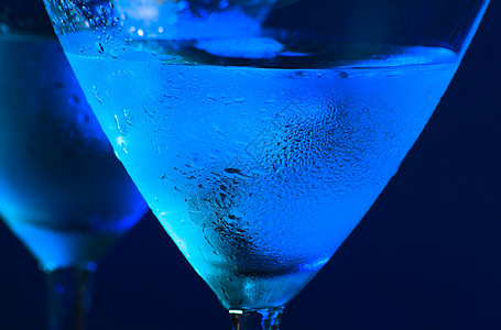 杯子上装着冰的新鲜蓝色鸡尾酒图片