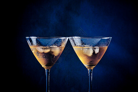 一对鲜鸡尾酒杯 冰敷在桌子上背景金子杯子乐趣派对舞蹈液体庆典酒吧蓝色图片