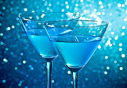 一对蓝色鸡尾酒杯的 详细内容放在桌上液体奢华背景杯子酒吧庆典舞蹈玻璃金子乐趣图片