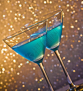 两杯蓝色鸡尾酒放在桌上玻璃庆典背景乐趣杯子桌子派对奢华舞蹈酒吧图片