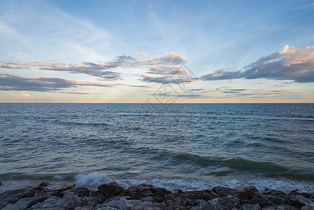 海在天黑前保持安静地平线海洋美丽蓝色场景海浪天气旅行天空日落图片