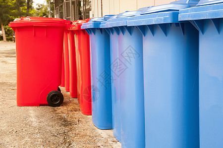 蓝色红纸箱塑料回收环境保护环境轮子回收站垃圾分类容器垃圾图片