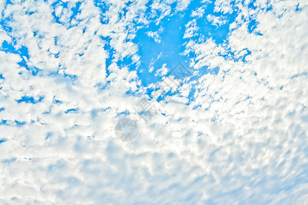 蓝蓝天空背景 有白云场景森林蓝色运动木头国家山脉乐趣眼睛公园图片