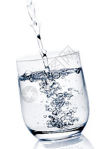 杯中装满纯洁的水气泡飞溅立方体波纹海浪蓝色反射玻璃酒精茶点图片