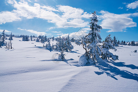 在巨山的阳光明媚的一天 冬季风景山脉远足天空雪堆庇护所悬崖晴天房子地平线图片