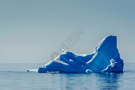 深蓝色冰山融化图片