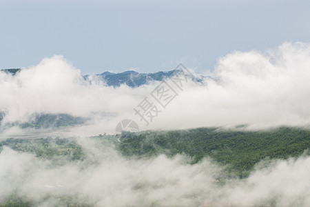 何土的高山和迷雾季节蓝色旅行草地森林村庄薄雾爬坡木头旅游图片