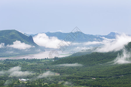 何土的高山和迷雾假期季节草地爬坡道木头村庄薄雾森林天空蓝色图片