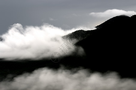 何土的高山和迷雾季节爬坡道森林村庄假期房子木头薄雾蓝色旅行图片