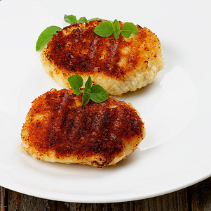 薯条切饼营养美食盘子健康饮食油炸饮食绿色白色鸡排肉丸图片