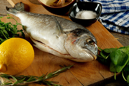 烹煮多角鱼青菜鲷鱼香料淡水食物熟鱼健康饮食砧板鱼尾明珠图片
