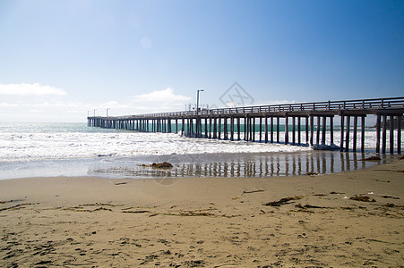 加利福尼亚海岸码头的中午日光图片