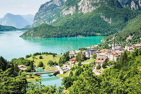 摩尔维诺湖 意大利最美丽的湖泊木头石头全景晴天海岸蓝色天堂树木山谷湖景图片