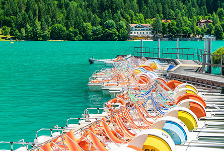 摩尔维诺湖 意大利最美丽的湖泊踏板脚踏船海岸公园数字橙子港口塑料海岸线蓝色图片