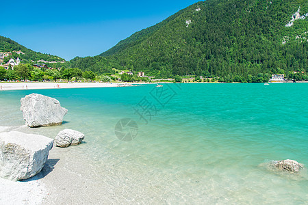 摩尔维诺湖 意大利最美丽的湖泊河水天空情景晴天蓝色全景天堂岩石木头公园图片