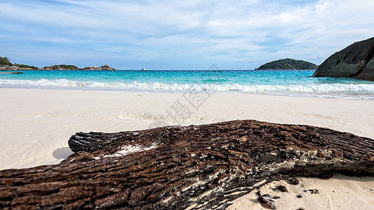 泰国岛屿海滩上的老旧漂浮木头浮木宽屏海景漂移假期日志热带风景旅行天空图片