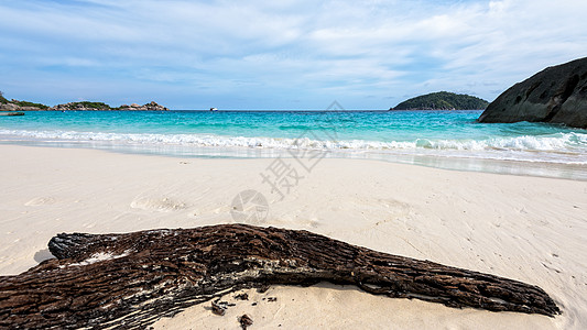 泰国岛屿海滩上的老旧漂浮木头木材日志景点海浪天空热带冲浪宽屏旅行支撑图片