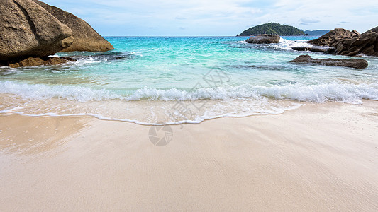 泰国夏日沙滩海岸线风景石头海岸海浪宽屏蓝色支撑泡沫岩石图片