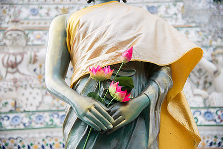 佛像握着莲花建筑学佛教徒宗教传统雕塑金子艺术雕像寺庙蓝色图片
