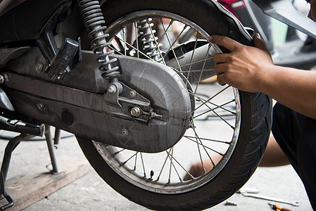机动车轮胎修理车轮运输自行车机械服务工具摩托车车库维修工作图片