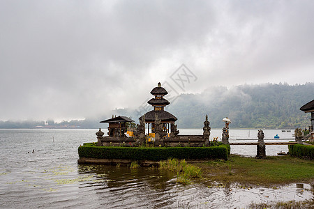 巴厘岛Beratan湖上的水塔文化精神风景蓝色寺庙旅游历史旅行吸引力热带图片