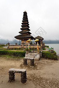 巴厘岛Beratan湖上的水塔天空蓝色文化旅行宗教山脉旅游吸引力地标热带图片