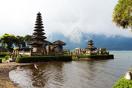 巴厘岛Beratan湖上的水塔精神风景宗教旅游山脉地标文化热带蓝色寺庙图片