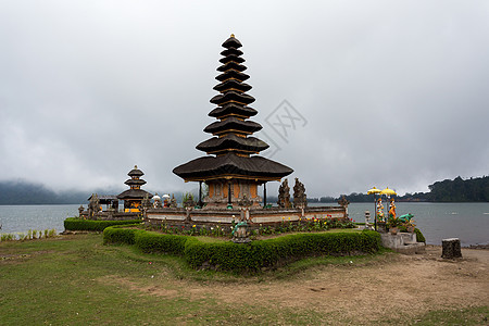 巴厘岛Beratan湖上的水塔文化地标吸引力旅游风景旅行建筑学宗教寺庙石头图片