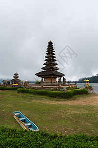 巴厘岛Beratan湖上的水塔精神旅游石头建筑学旅行宗教天空寺庙上帝文化图片