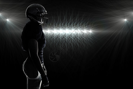 剪影美式足球运动员站立侧视图的合成图像竞赛服装混血头盔头饰体育竞技运动服男人男性图片